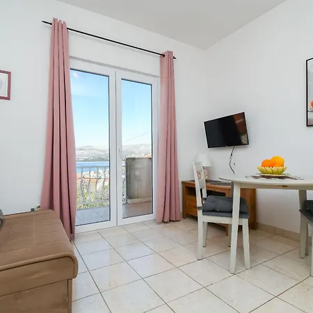 Biserka - 50 M From Apartman Trogir