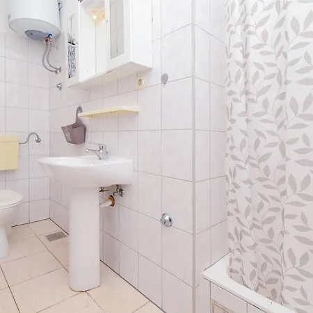 Apartman Biserka - 50 M From *